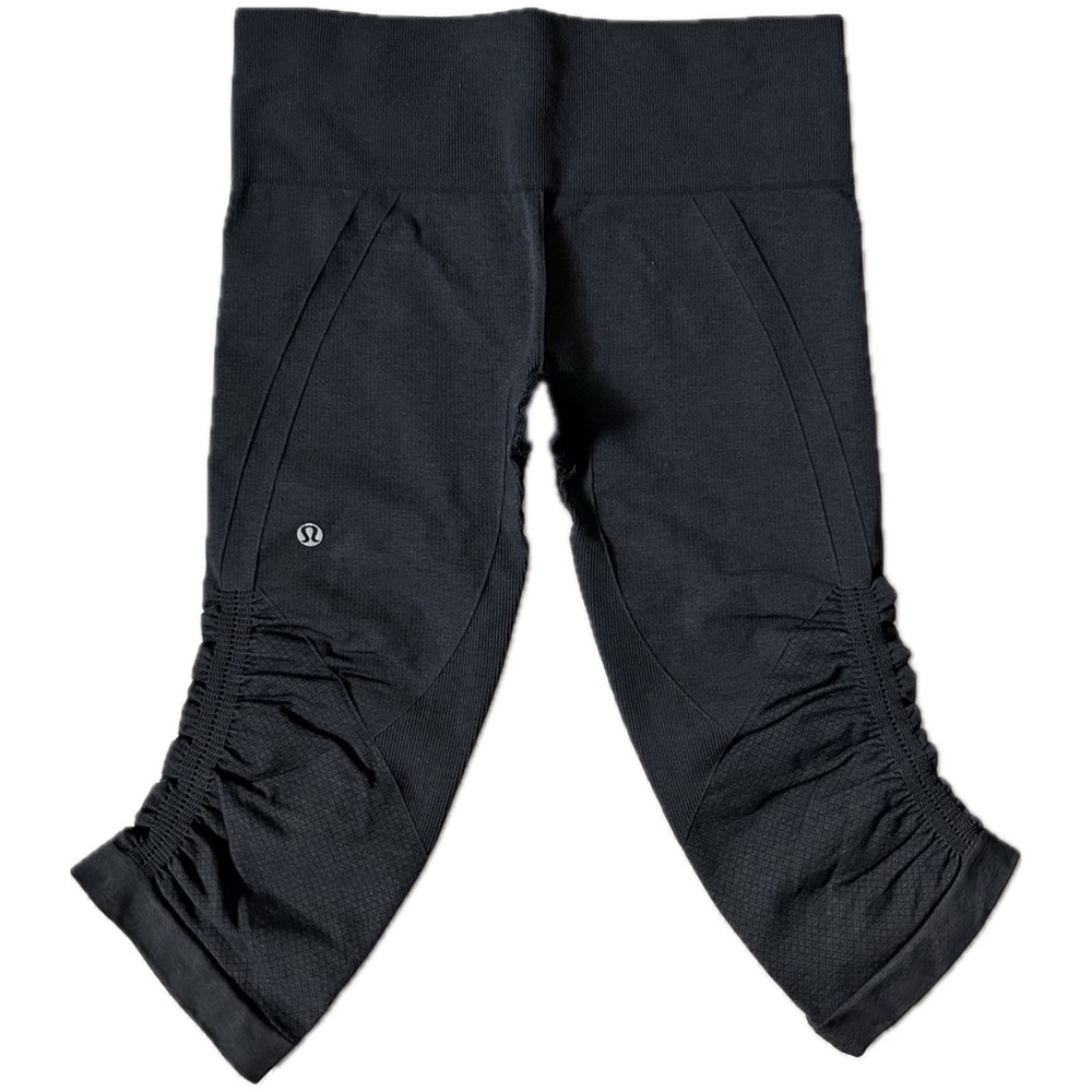 Lululemon In the Flow Crop ll leggings size 6 with scrunch detail